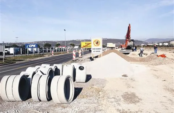 Na še nedokončanem pasu južne ankaranske vpadnice je spet videti delavce