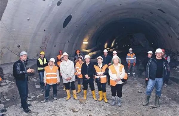 Stanovalce je v predor pospremil predstavnik DDC Marjan Ortar (levo). Koliko bo rezanje kamnine z rezkalnim strojem upočasnilo tempo gradnje, pa še ni mogoče napovedati.   