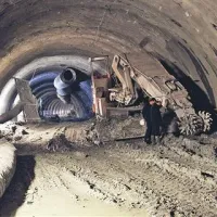 Koprske in izolske predorske cevi  bi  se morale združiti  junija ali julija prihodnje leto. V DDC upajo, da bodo ujeli  zastavljene časovne okvirje, saj  za zdaj le rahlo  zamujajo.       