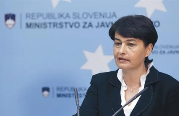 Ministrica za javno upravo Irma Pavlinič Krebs je vse proračunske uporabnike, tudi občine, pozvala, naj tretje četrtine odprave plačnih nesorazmerij ne izplačujejo.