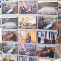 Umetnost na tržišču - v preddverju si obiskovalec lahko nakupi  magnetkov z reprodukcijami razstavljenih slik