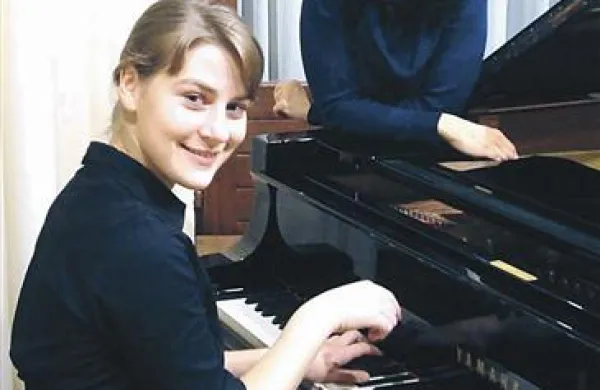 Ana Kravanja in njena profesorica Aleksandra Češnjevar  Glavina 