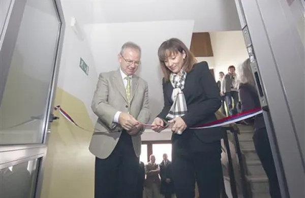 Trak pred obnovljenimi prostori sta prerezala dr. Danilo Zavrtanik in Vojka Martinčič   