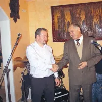 Mlademu gospodarju Denisu Ambrožiču (levo) je čestital tudi novi divaški župan Drago Božac