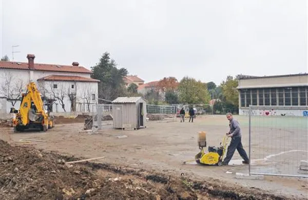 Ograjevanje objektov Osnove šole Vojke Šmuc