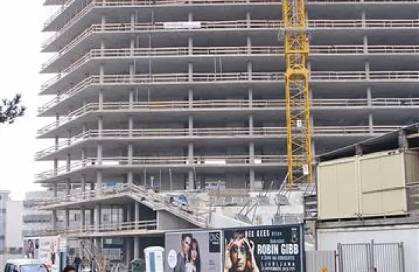 Del Erjavčeve ulice od gradbišču Eda centra je spet odprt. Center naj bi zgradili do konca leta, odprli pa spomladi.