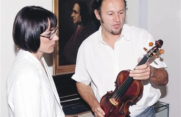 Pred petimi  leti so restavrirali Tartinijevo violino, ki je del njegove zapuščine v Piranu. Takrat so glasbeni mojstri poudarilii, da je potrebno nanjo redno igrati, zato da se inštrument ohranja. Vendar temu ni nihče prisluhnil. Violina zdaj ždi v neprimerni vitrini, za katero občina doslej še ni imela posluha. Na fotografiji je Tartinijeva violina  v rokah restavratorja Augustina Peniča iz Celja.