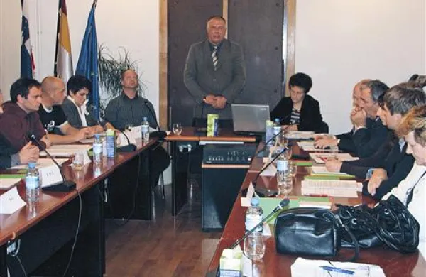 Bojan Sever je sproščeno nagovoril idrijske svetnike