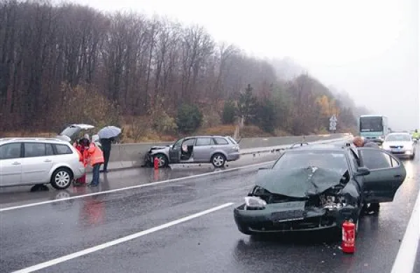 Posledice verižnega trčenja na avtocesti med Senožečami in Razdrtim