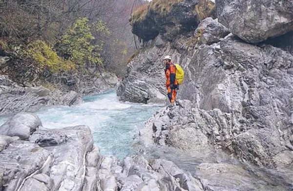 Med iskalno akcijo so pregledovali strugo in obrežje Tolminke