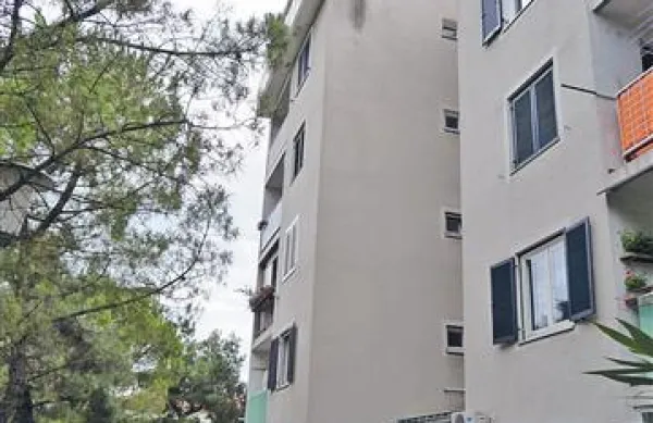 Stanovanje v najvišji etaži bloka z naslovom OF 9  občini   predstavlja breme, ker naj bi ga bilo potrebno   vzdrževati. 