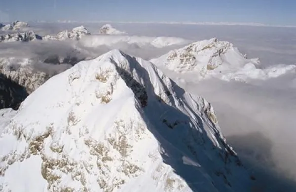 V visokogorju Julijskih Alp je trenutno do okoli 70 centimetrov snega.