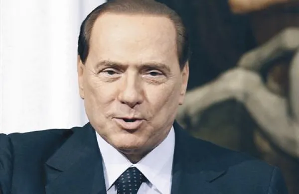 Italijanski premier je moral zaradi škandalov z dekleti odpovedati udeležbo na konferenci o družini v Milanu.