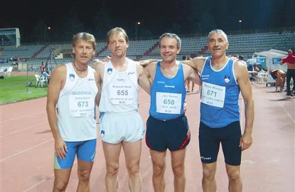 Zmagovita slovenska štafeta 4x100 metrov (z leve): Albert Šoba, Marko Božiček, Tomaž Jarc in Miroslav Šimšić