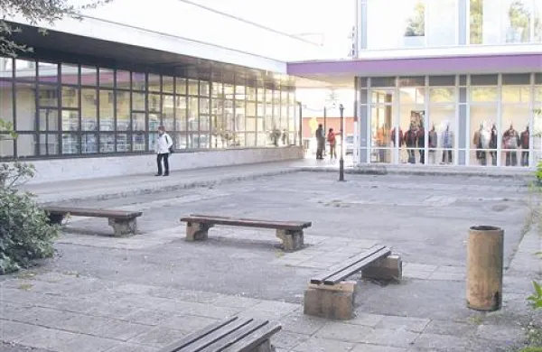 S tržnico bi neurejen atrij dobil lepši videz. 