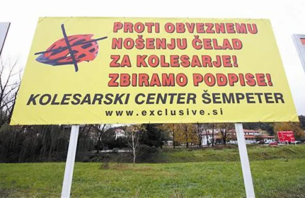 Tudi v Šempetru zbirajo podpise proti obveznemu nošenju kolesarskih čelad.