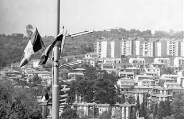 Takšna je bila Semedelska cesta leta 1978, ko so po njej še vozili avtomobili ... 