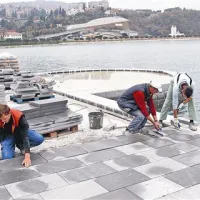 Gradbeni delavci hitijo z obnovo zadnjih metrov promenade, saj mora biti vse nared do prihodnjega ponedeljka. 