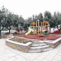 Park ob tržnici bo zagotovo privabil tudi starše z otroki, saj so vanj namestili  otroška igrala.  