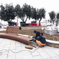 Minule dni so v park namestili enake lesene klopi kot krasijo bližnjo pot ob mandraču in park na Ukmarjevem trgu.