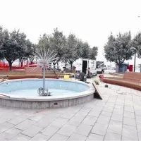 Okrogli vodomet v Hlavatyjevem parku je precej podoben tistemu na Velikem trgu v Izoli. 