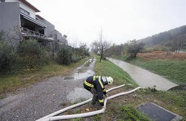 Na Goriškem so morali včeraj črpati vodo iz podzemne garaže 