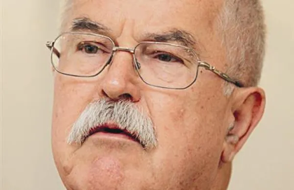 Na sestanku so bili poleg ministra Žekša (na fotografiji) in Marie Terese Bassa Poropat tudi Bogdan Grom, njegova soproga ter vnukinja, župan občine Zgonik Mirko Sardoč, predsednik pokrajinskega sveta Boris Pangerc, podpredsednik pokrajinske uprave Walter Godina in konzulka Bojana Cipot. 
