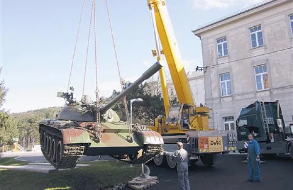 Postojnčanom vojaški tank pred jamo ni bil všeč, zato so ga vrnili lastniku - pivškemu Parku vojaške zgodovine.