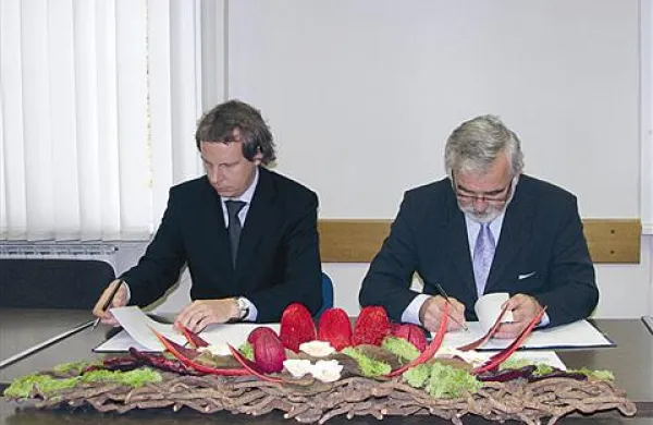 Kristjan Murgeli (levo) in Anton Šenkinc ob podpisu pogodbe