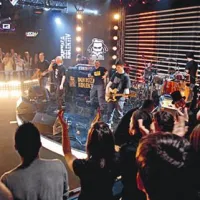 V prvi oddaji je nastopila bošnjaška skupina Dubioza Kolektiv.