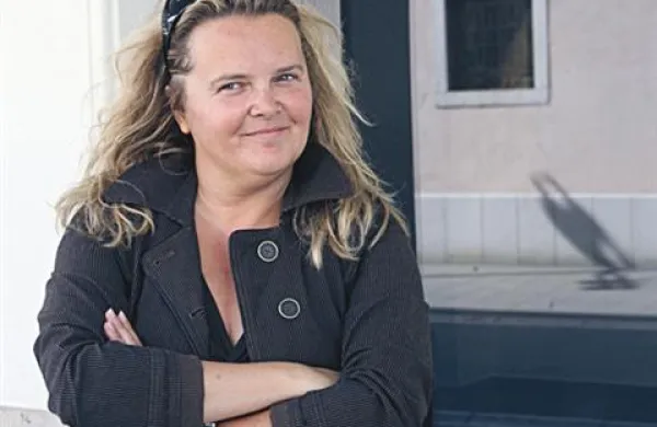 Direktorica koprskega gledališča Katja Pegan je na novinarski konferenci predstavila še monografijo Gledališča Koper, ki je izšla ob deseti obletnici delovanja gledališke hiše. Zbornik z naslovom Deset let gledališča Koper, ki ga je uredil dramaturg Miha Trefalt, na 120 straneh predstavlja delovanje Gledališča Koper od njegove ustanovitve leta 2000 do konca lanske sezone.