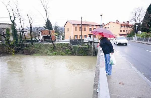 V Mirnu tudi te dni zaskrbljeno pogledujejo proti strugi reke Vipave