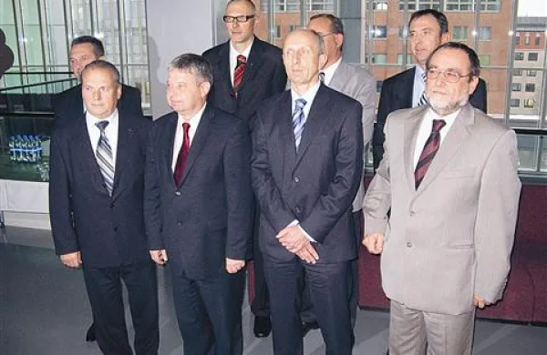 Direktorji osmih slovenskih avtomobilskih podjetij so včeraj ustanovili  razvojno podjetje SiEVA