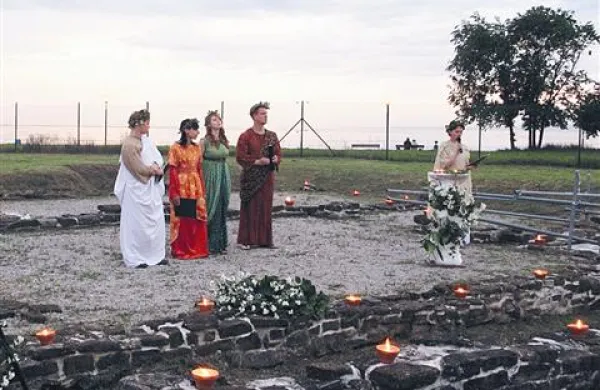 Za Znanstveno raziskovalno središče Univerze na Primorskem, ki    ureja ostanke rimske obmorske vile (Villa maritima) iz obdobja 25-10 pred našim štetjem,  so v občini predvideli 22.120 evrov.