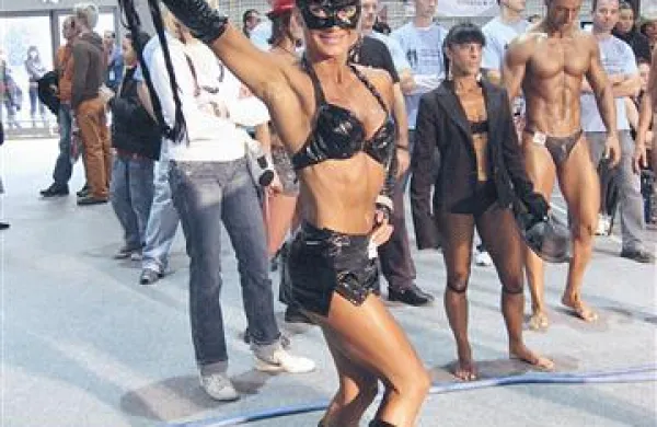 Tekmovalke si za nastope pripravijo slikovite scenografije 