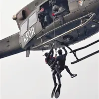 ... posadka v helikopterju pa je nato oba dvignila v helikopter