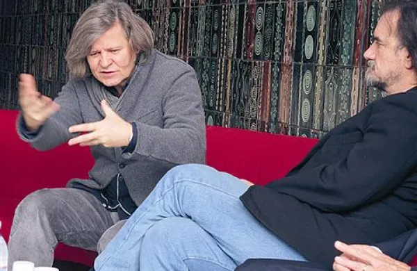 Režiser Janusz Kica in umetniški vodja SSG Primož Bebler na skupni avanturi na ramenih Zlatega zmaja  