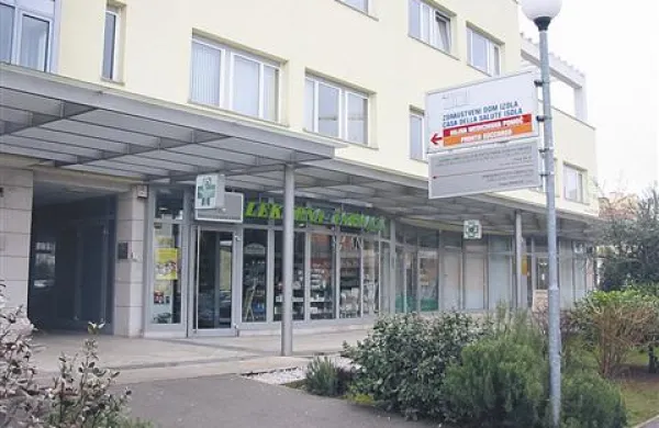 Zdravstveni dom  Izola. Na istem naslovu je najti tudi  Obalne lekarne Koper. 