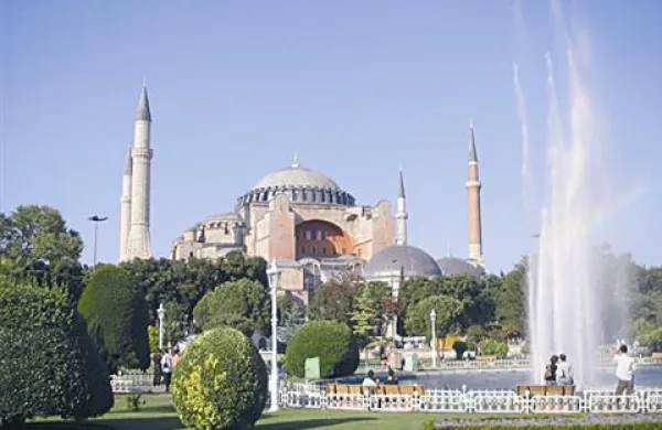 Hagia Sophia, turška znamenitost, ki je bila najprej pravoslavna cerkev, kasneje mošeja, zdaj pa je muzej. 