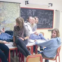 Dijakinje okupiranega liceja Slomšek si lakoto tešijo s pizzo