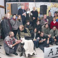 Skupinsko fotografiranje prisotnih članov Društva prijateljev zmernega napredka in tistih, ki se kot take čutijo