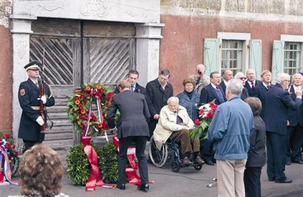 V Škrbini so se častno, tako kot vrsto let doslej, poklonili spominu na padalce. Venec je položil angleški veleposlanik v Sloveniji Andrew Page. 