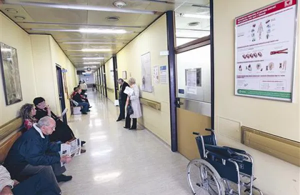 Vhod v skupno urgentno službo treh istrskih občin bo s strani, kjer je tudi dovoz za reševalna vozila. Pacient ali spremljevalec bo pri vratih pozvonil, nato pa ga bo označena pot (pod vidonadzorom) vodila do hodnika B in ambulante št. 27.