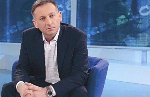 Protestniki, med katerimi je bil tudi voditelj oddaje Latinica, Denis Latin ( na sliki), so danes zahtevali tudi odstop vršilca dolžnosti urednika informativnega programa HTV Renata Kunića in odstop celotne uprave HRT, članov programskega sveta in depolitizacijo javnega medija. Zahtevali so tudi širšo javno razpravo o novem zakonu o HRT.