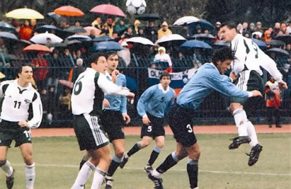 Slovenska reprezentanca je zadnjič gostovala na Bonifiki leta 2001, ko jo je Urugvaj premagal z 2:0. Za četo Srečka Katanca so tedaj igrali tudi Ermin Šiljak (desno), Aleksander Knavs in Miran Pavlin (št. 11, levo).