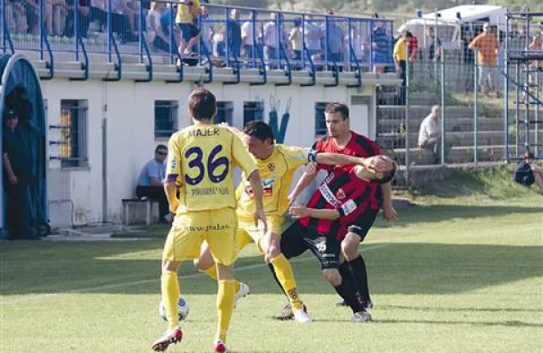 Maribor je nazadnje gostoval v Ajdovščini (na fotografiji Pavlović udarja Škerjanca)  18. maja 2009. 