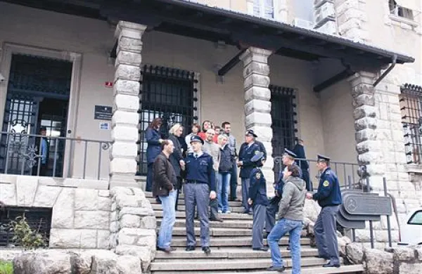 Zaposleni s postojnske policijske uprave so tiho protestirali proti načrtovani ukinitvi in združitvi s koprsko in ljubljansko policijsko upravo