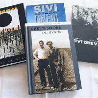Marka Kremžarja, ki je po doktoratu iz ekonomije naredil bleščečo poslovno kariero,  večina pozna  predvsem kot  ekonomskega strokovnjaka in političnega analitika. Manj opazna pa se zdi njegova literarna dejavnost. In vendar je njegova prva knjiga prav zbirka tenkočutnih črtic z naslovom Sivi dnevi. Izšla je v Argentini (1962) in bila,  podobno kot druge knjige iz emigracije, v takratni Jugoslaviji  prepovedana. V Sloveniji so knjigo ponatisnili pred petnajstimi leti, a jo je večina slovenskega časopisja spregledala. Podobno se je zgodilo tudi Kremžarjevi zadnji knjigi Časi tesnobe in upanja (Družina 2008), ki jo je slovenska medijska javnost opazila šele, ko je lani v Trstu  dobila literarno nagrado Vstajenje.  Na naslovnici nagrajene knjige je fotografija, ki je nastala leta 1948 na Koroškem. Poleg  Kremžarja (v suknjiču) je Alojz Ambrožič, dolga leta edini slovenski kardinal, sicer  nadškof v kanadskem Torontu.