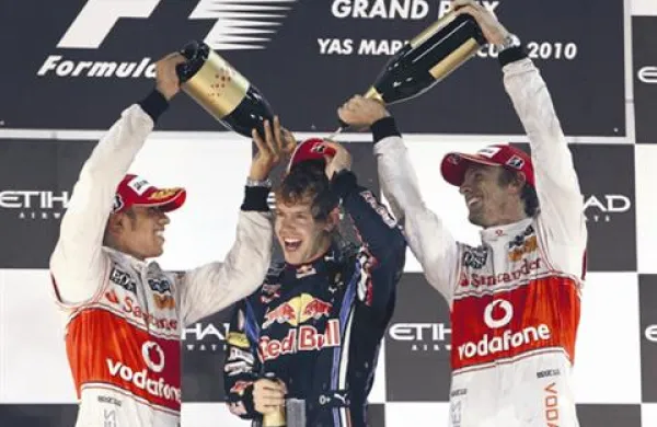 Sebastian Vettel (na sredini) slavi z Lewisom Hamiltonom (levo) in Jensonom Buttonom. 