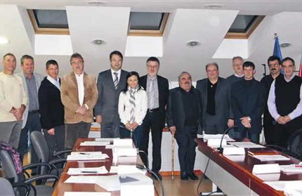 Komenski svetniki in (edina) svetnica, ob njej levo  stari  župan Uroš Slamič, desno pa novi župan   Danijel Božič